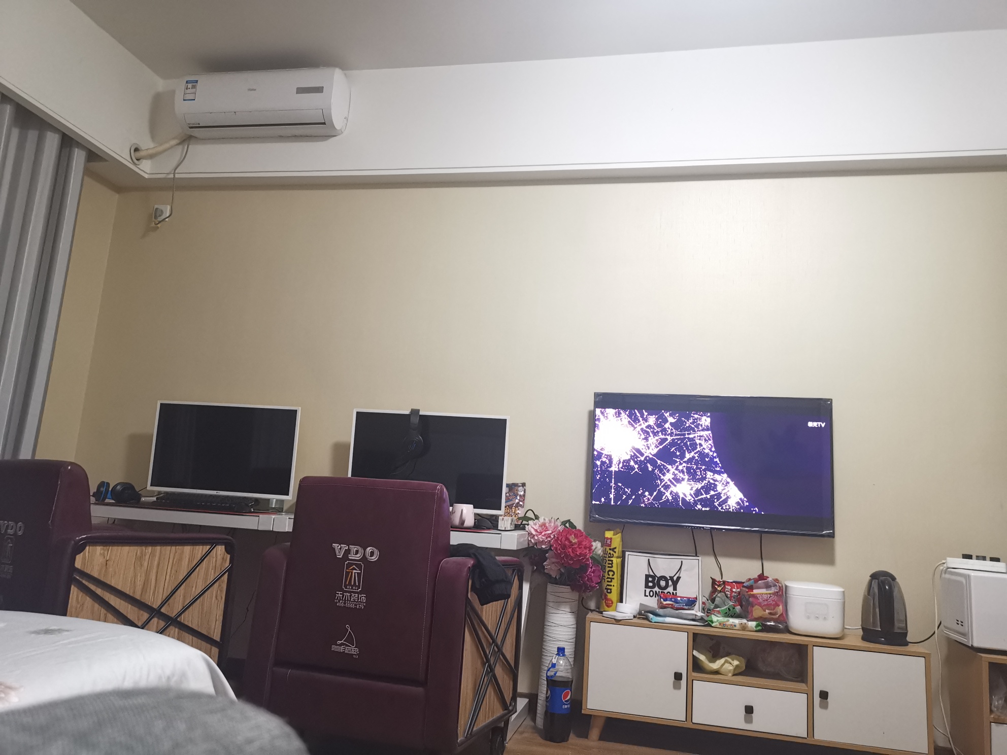 吃饱喝足，继续躺，就是一个人太无聊了，

68 / 作者:八亿少女的梦 / 
