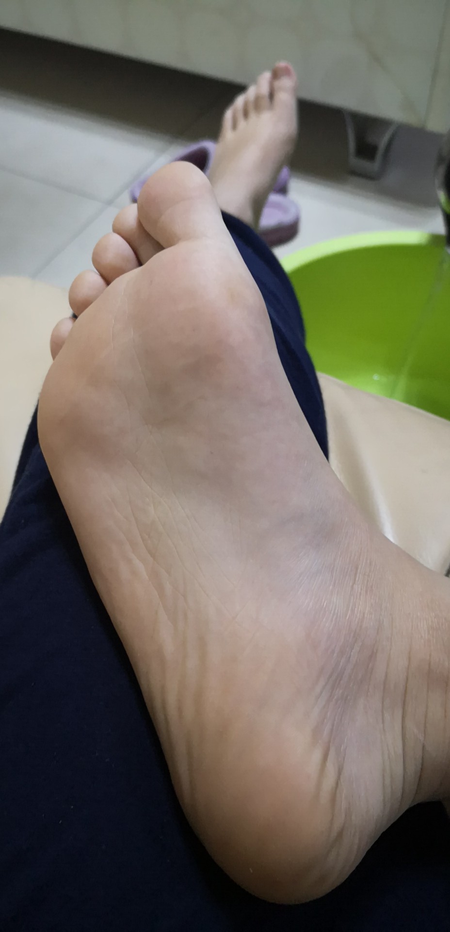 我来露脚了最香的脚真香谁想闻一闻露脸1