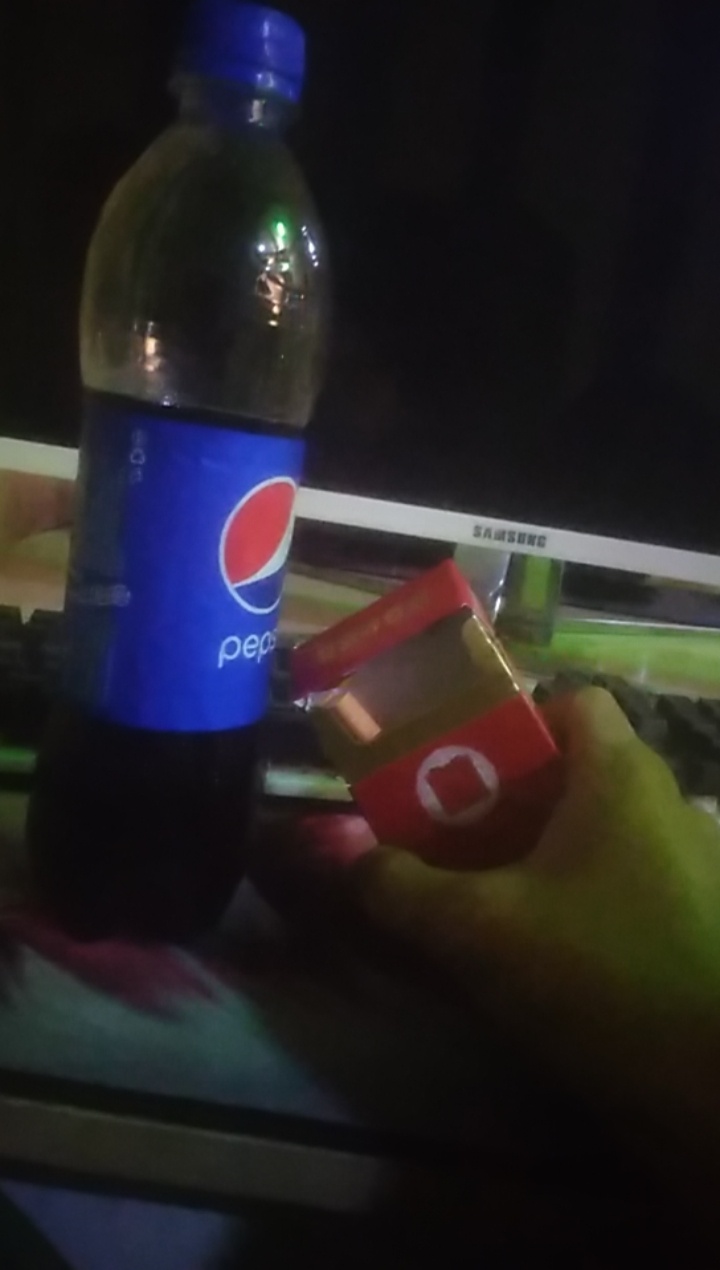 老哥没睡觉来聊聊天吧。说说自己瘫痪在哪里。
我先来，瘫痪在网吧，还有三根烟，半瓶59 / 作者:安河桥的过客 / 