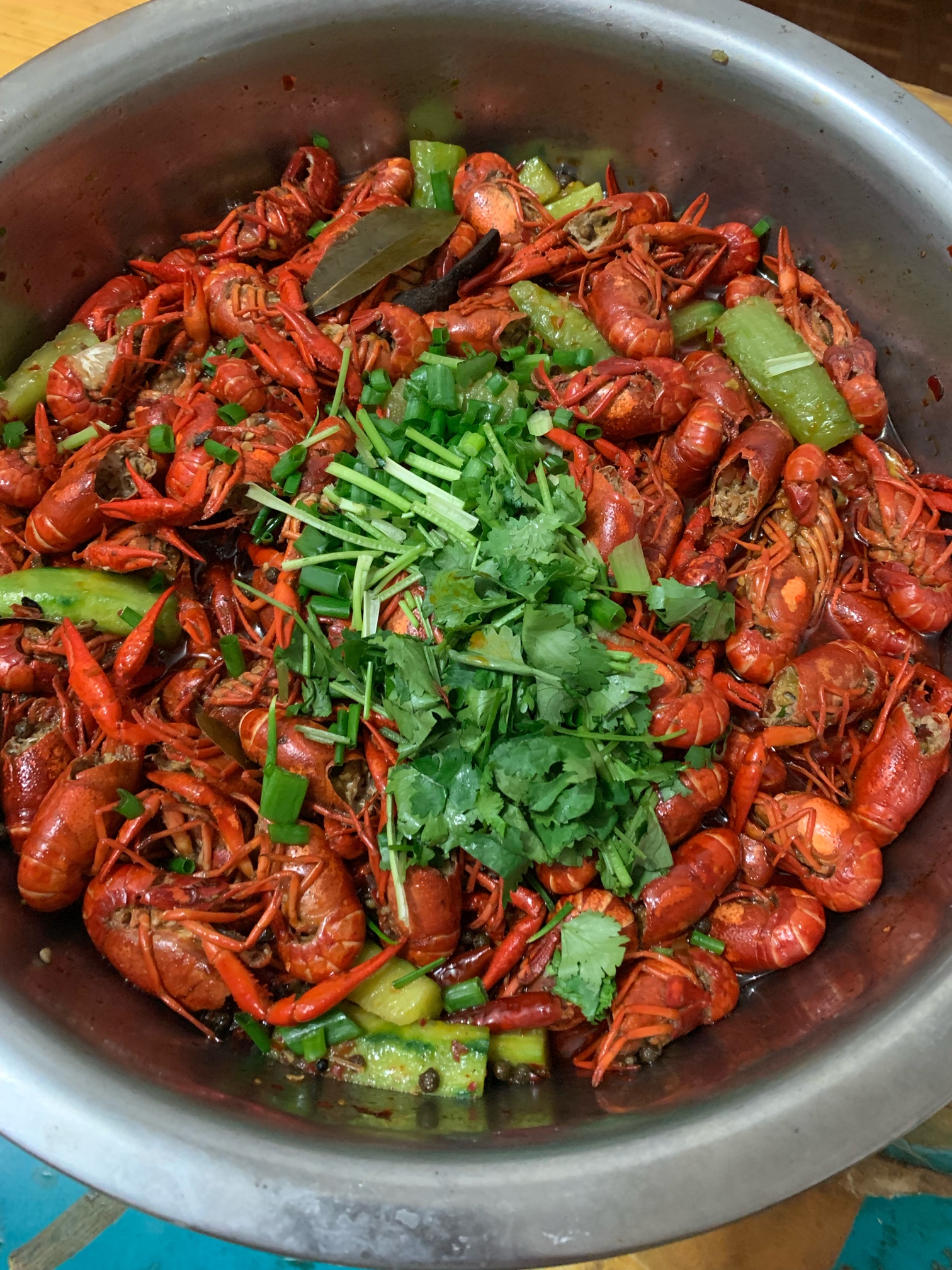 这是我煮的小龙虾晚上和老公喝两瓶啤酒