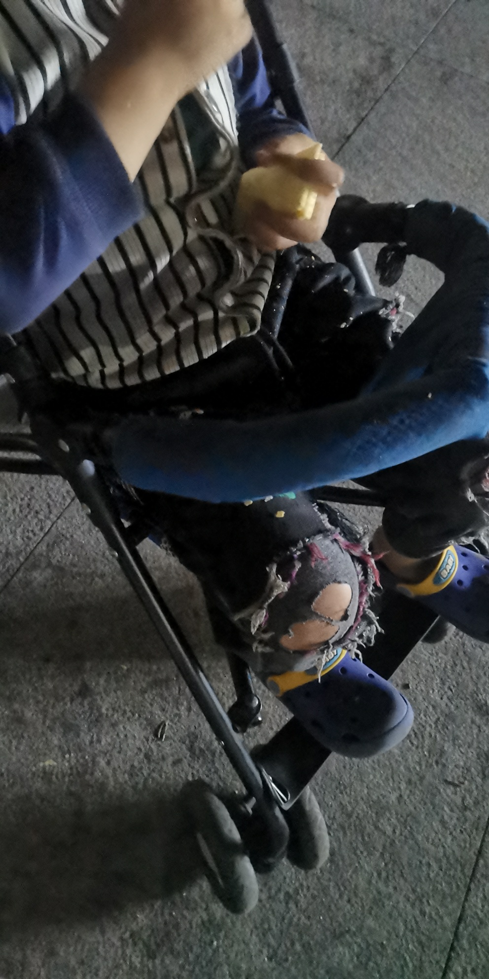 自己扑街就算啦！还带着一个小的唉手机都快无电

25 / 作者:深海少女3号 / 
