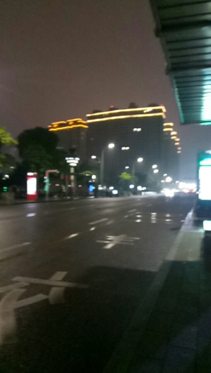 现在在温州瑞安刚应聘的保安，包吃住月薪4700左右压工资，旁边有个本地工地老板娘打电57 / 作者:13738350097 / 