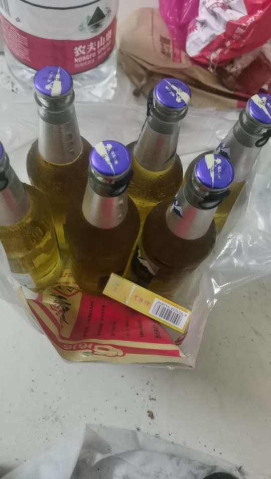 最好的兄弟半夜发语音过来  转50块钱给我下去买六瓶啤酒  他也买六瓶   然后视频聊天
67 / 作者:该用户已注册！ / 