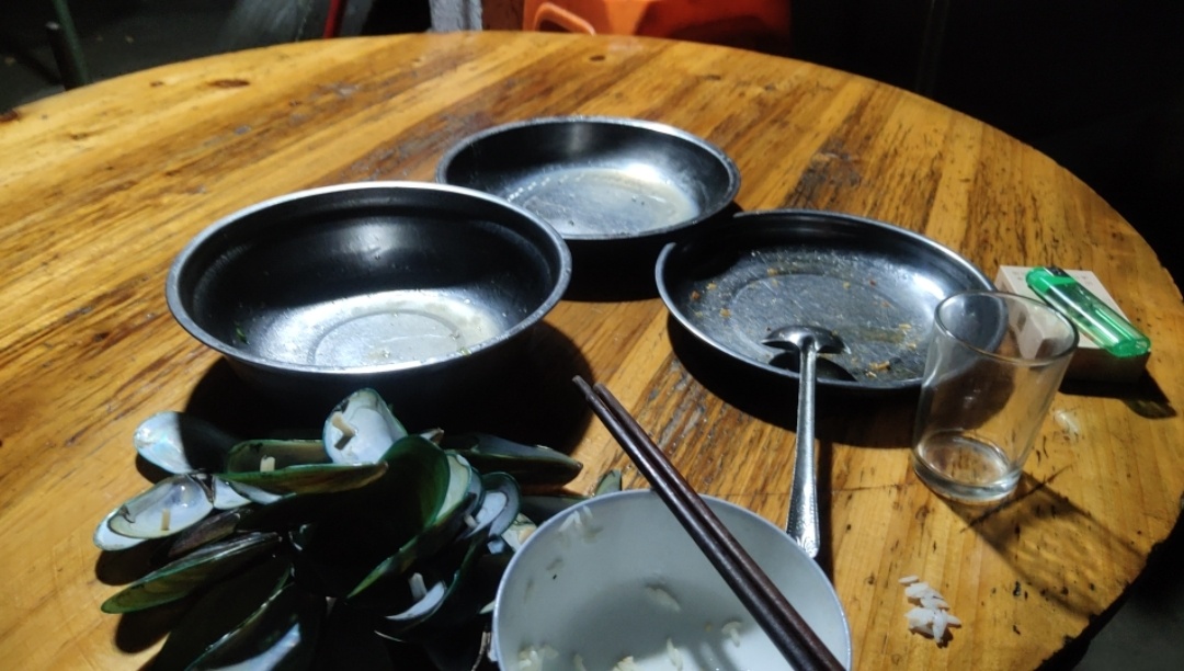 店里上班，店里煮饭，自己倒了两杯老板办公室里的白酒喝，菜也是老板来来放在冰箱的说60 / 作者:icuu / 