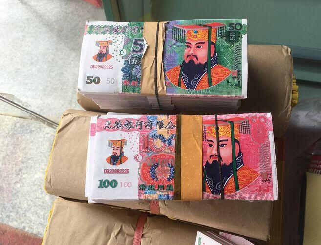 谁有手上拿2万现金照片。求一张，泡面感谢
18 / 作者:赛博龙 / 