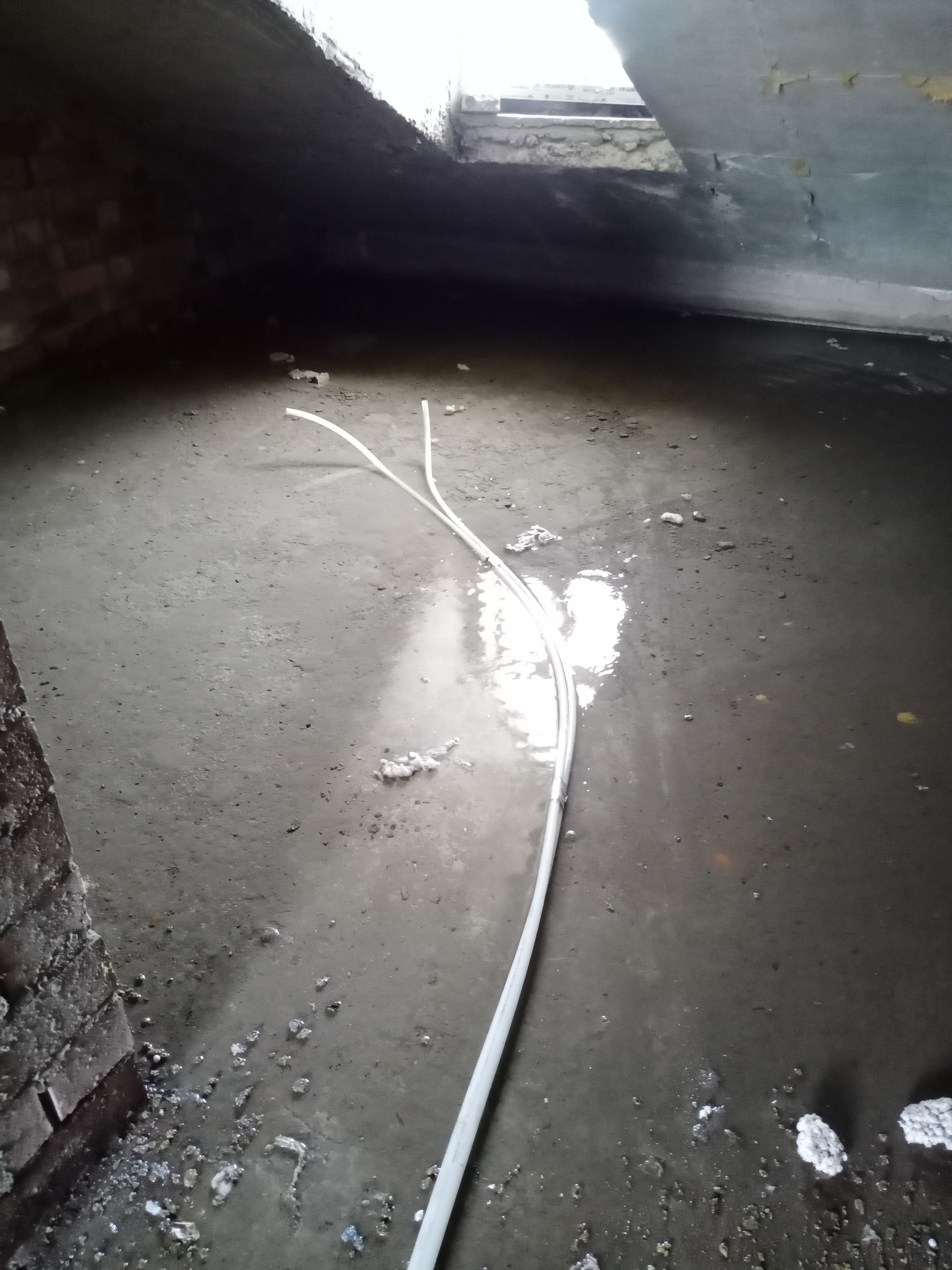 老哥们问问  二楼太阳能管坏了 上水上了一上午 水全部流到阁楼里了 现在我家卧室客厅95 / 作者:a洁来美家电 / 