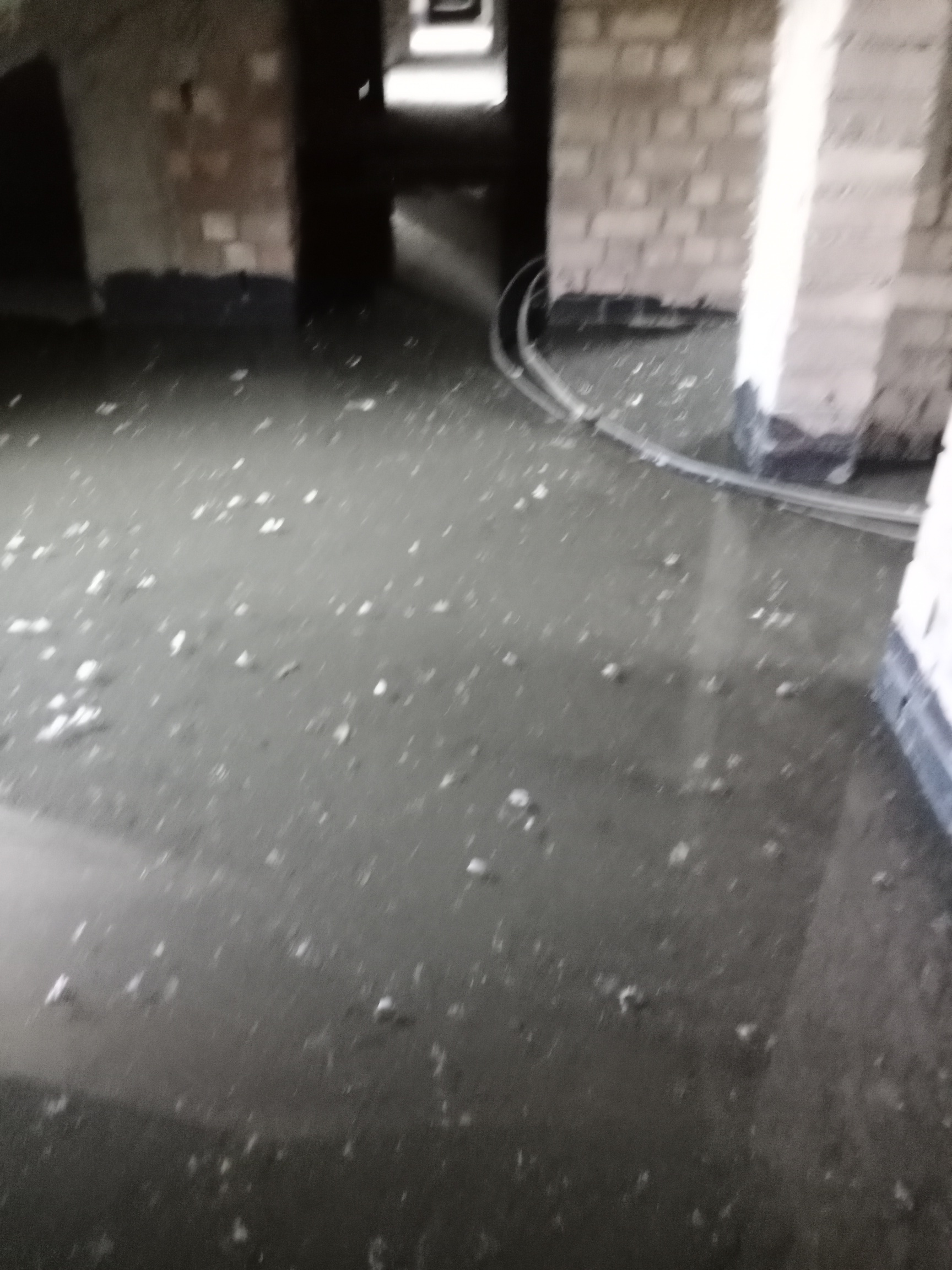 老哥们问问  二楼太阳能管坏了 上水上了一上午 水全部流到阁楼里了 现在我家卧室客厅41 / 作者:a洁来美家电 / 