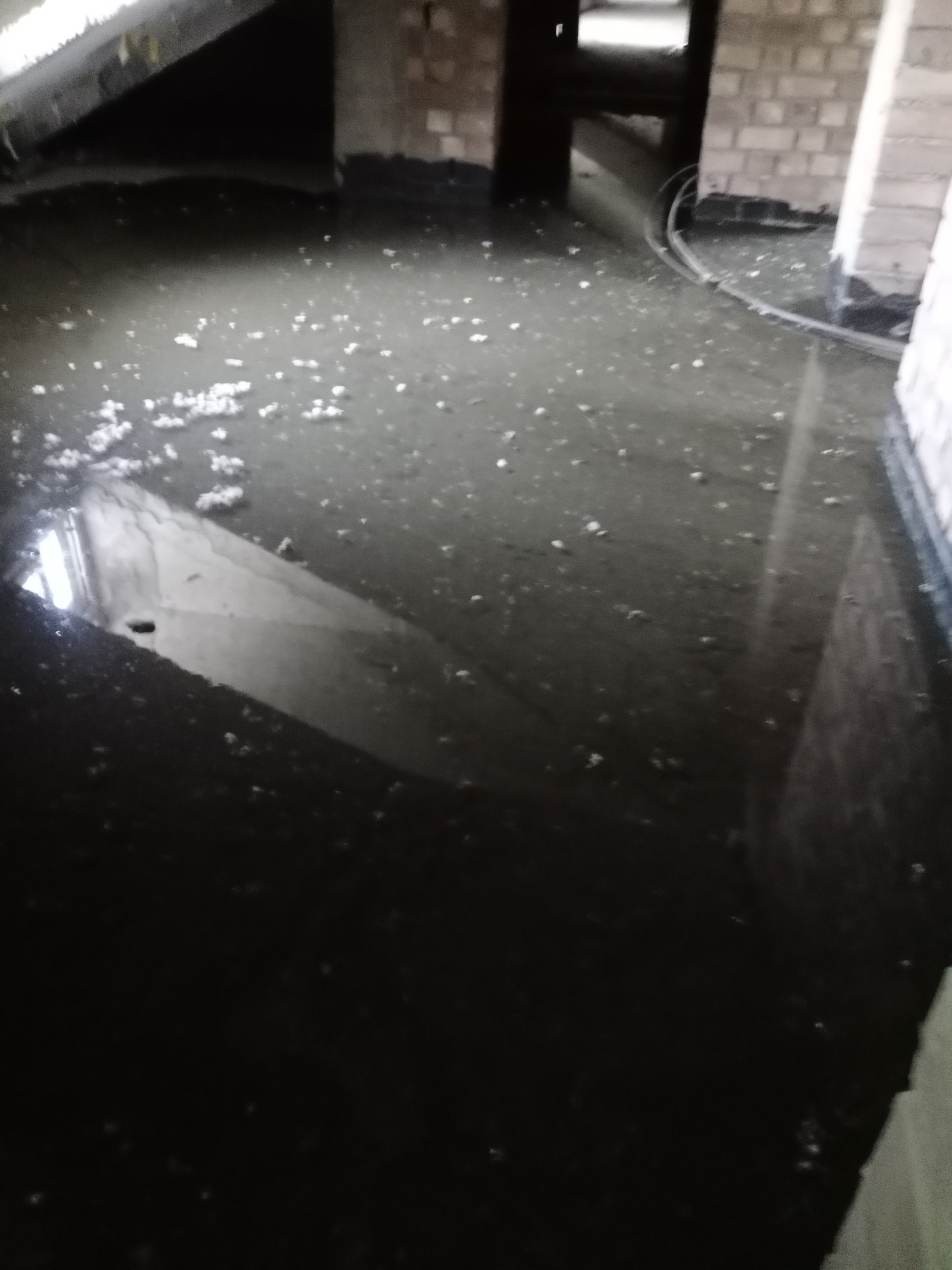 老哥们问问  二楼太阳能管坏了 上水上了一上午 水全部流到阁楼里了 现在我家卧室客厅36 / 作者:a洁来美家电 / 