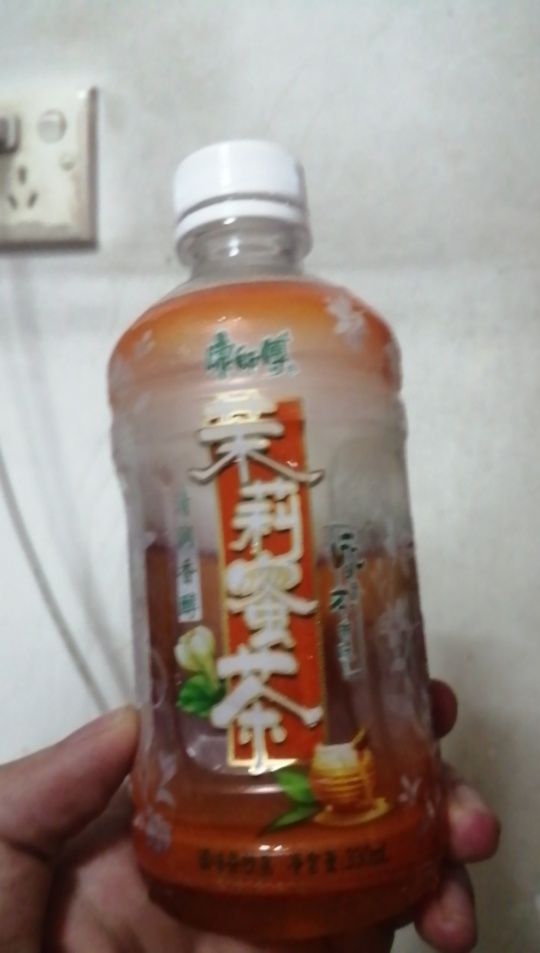 经过郝帅的诈骗十天了，我终于喝上了大瓶的330ml蜜茶，大口大口的喝真过瘾







0 / 作者:调理螺母系 / 