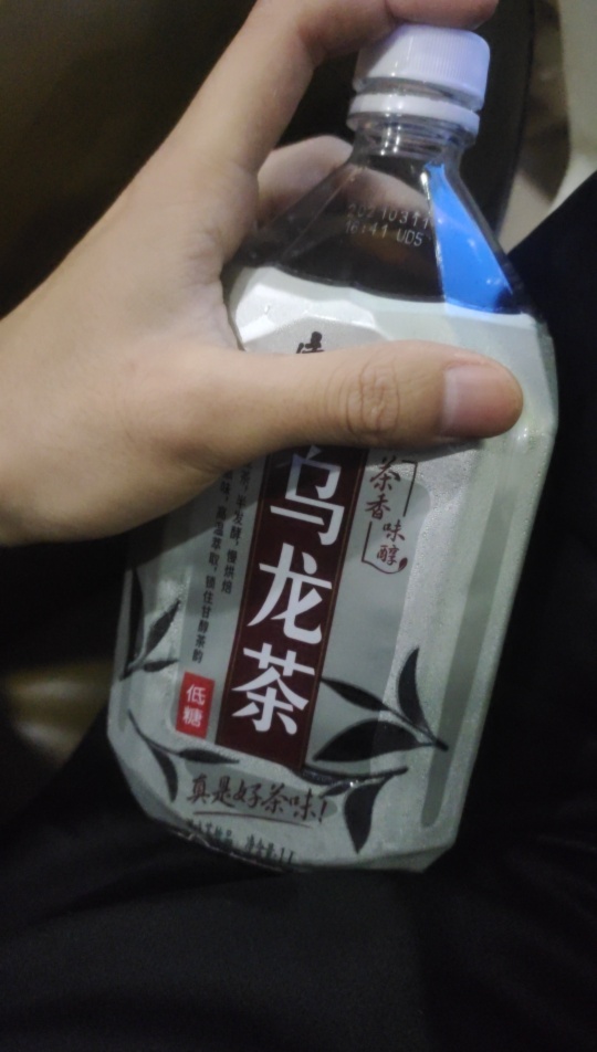 经过郝帅的诈骗十天了，我终于喝上了大瓶的330ml蜜茶，大口大口的喝真过瘾







37 / 作者:简政 / 