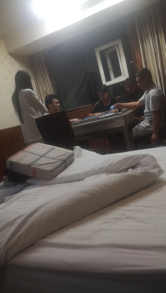他们打牌我不打，哎，就是玩

34 / 作者:铜梁第一深情 / 