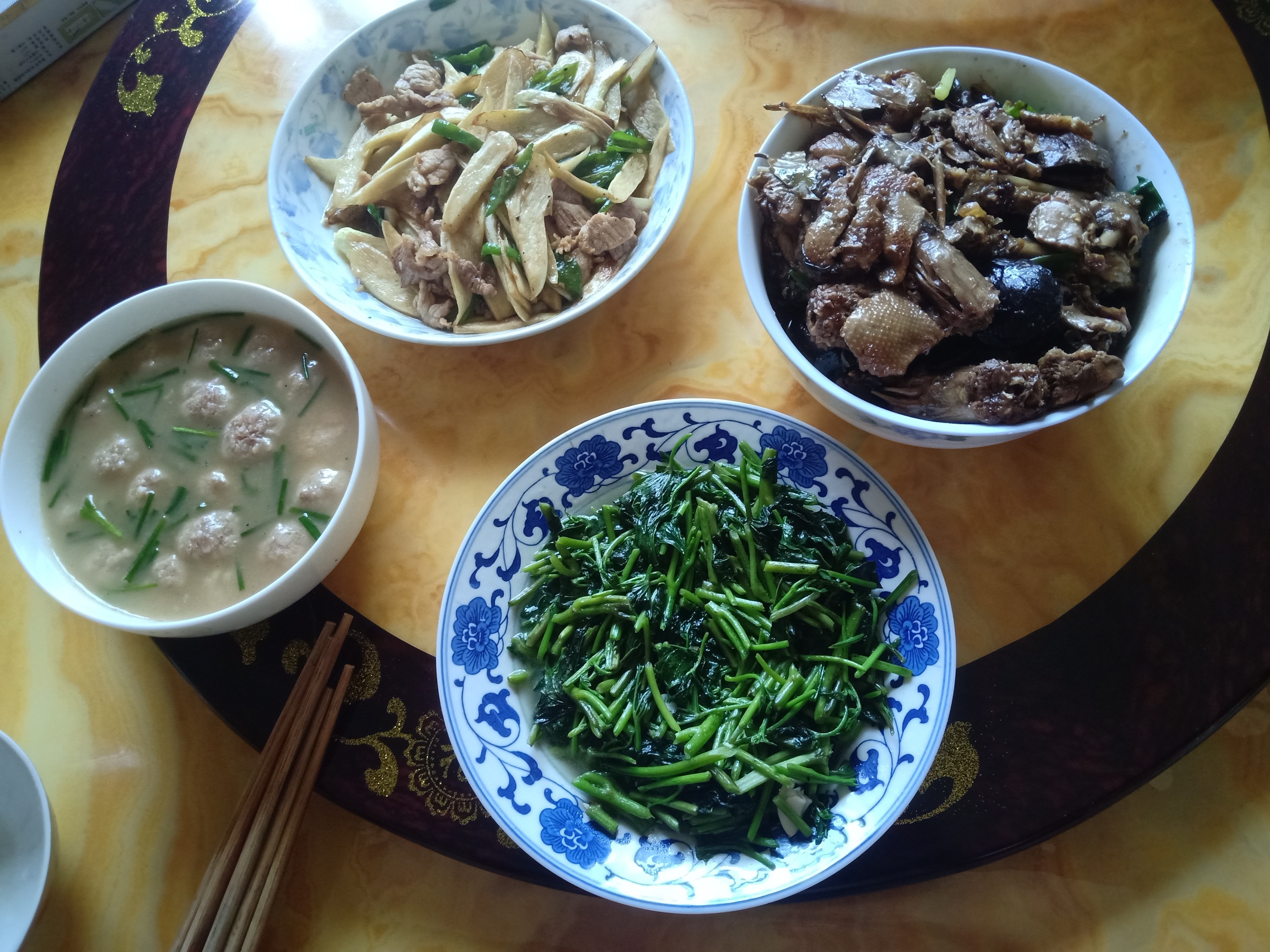 兄弟们吃饭了，兄弟们先吃

68 / 作者:黎明前的曙光 / 