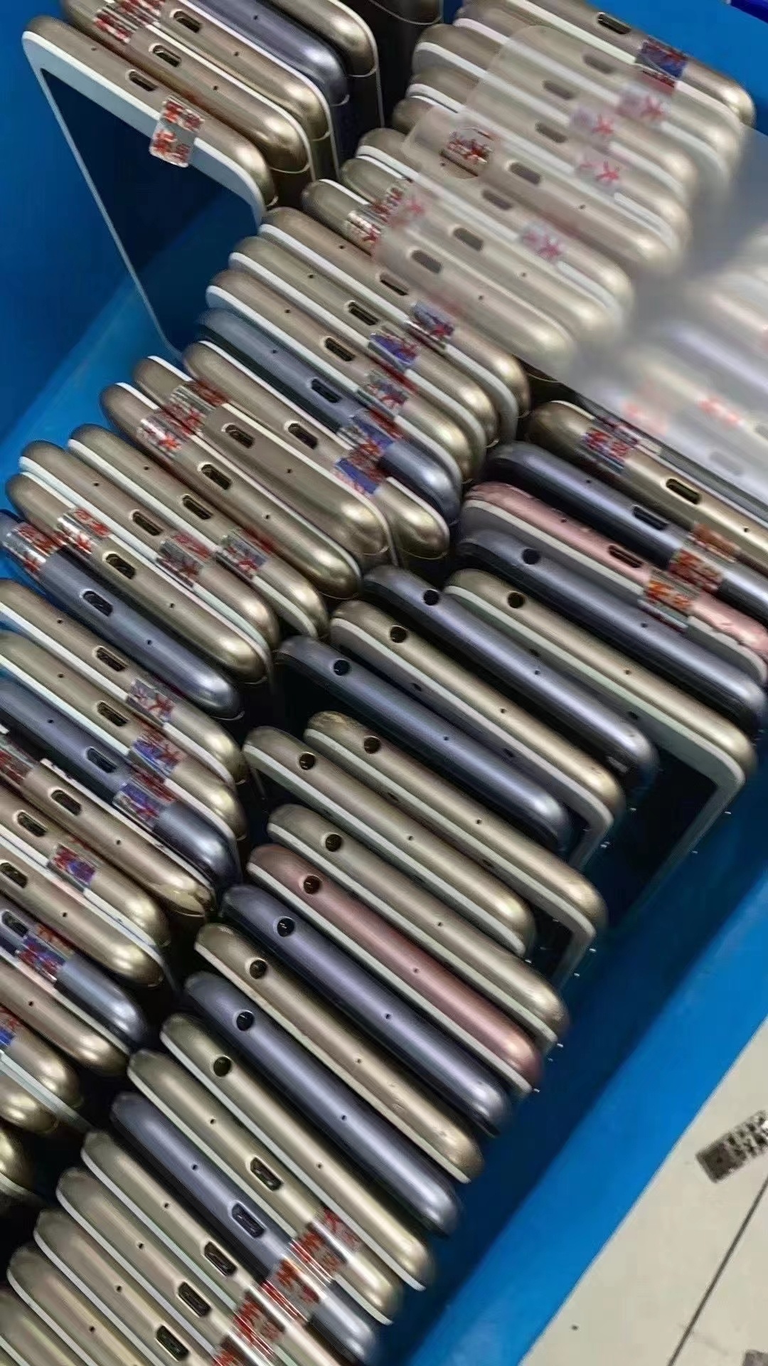 今天在路边捡了一个箱子打开一箱手机都是没有锁的直接可以开机的先拿