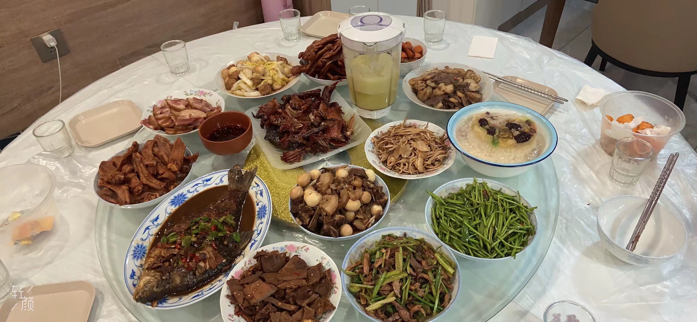 吃饭了老哥们，还是跟家人在一起吃饭最香

14 / 作者:下款嫩模不 / 