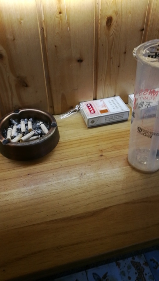 中午买了包槟榔和烟坐在奶茶店准备撸羊毛，结果一毛也没撸到，一包烟四个小时抽完了。76 / 作者:花里胡哨36 / 