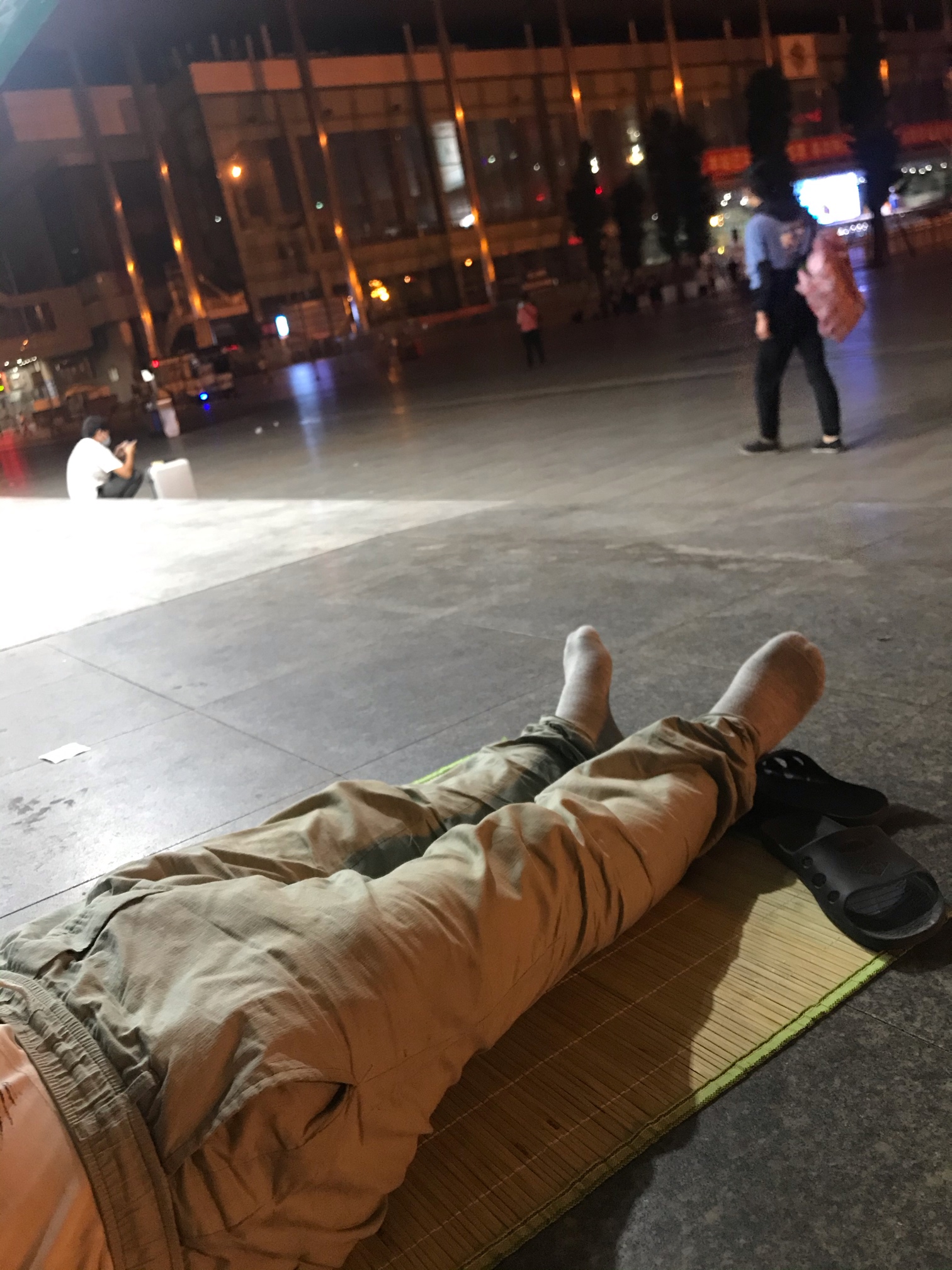 没吃饭的老哥看过来~抽个好运老哥送个温暖
一个小时后抽两个，一包芙蓉王吧，啥也不用51 / 作者:卡农监察委员会主任 / 