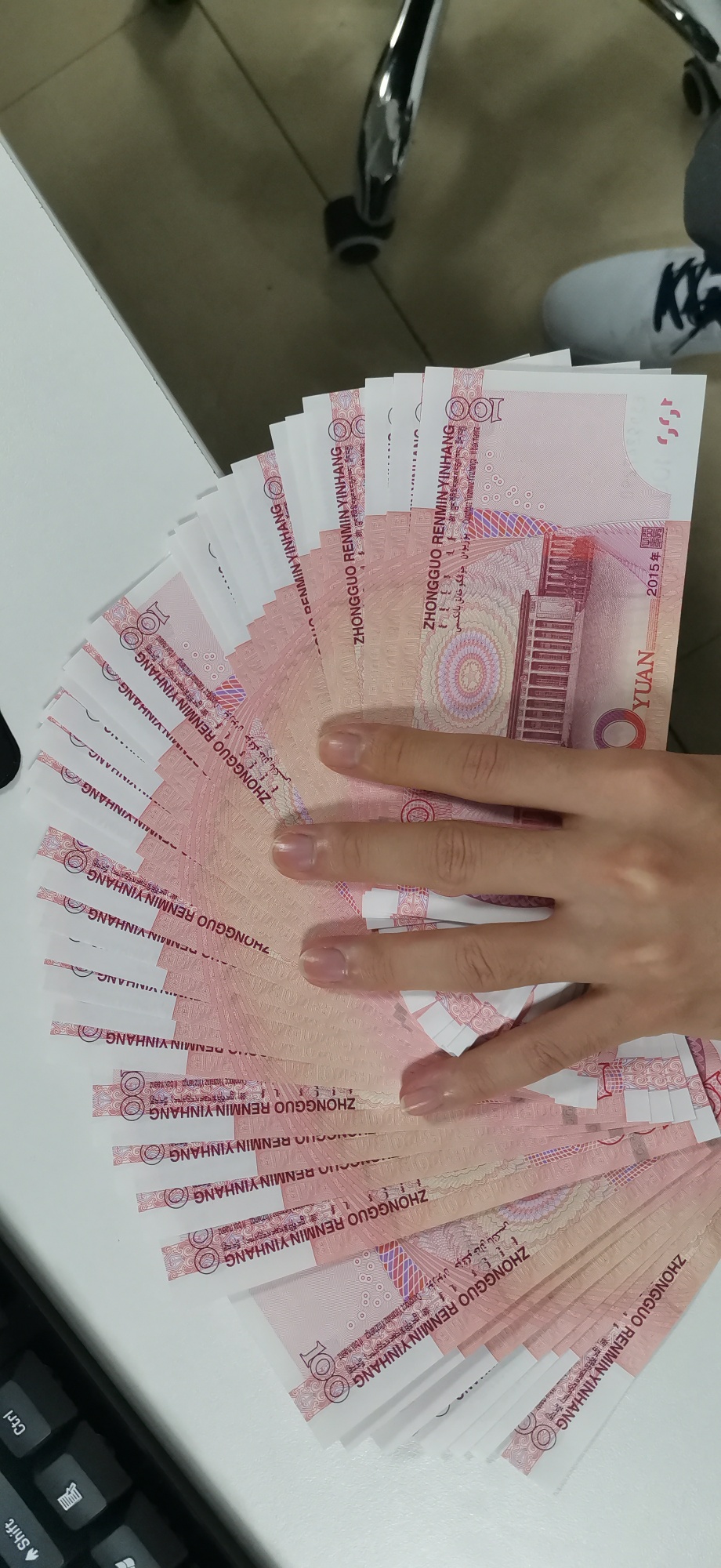 手拿3000现金实拍图片图片