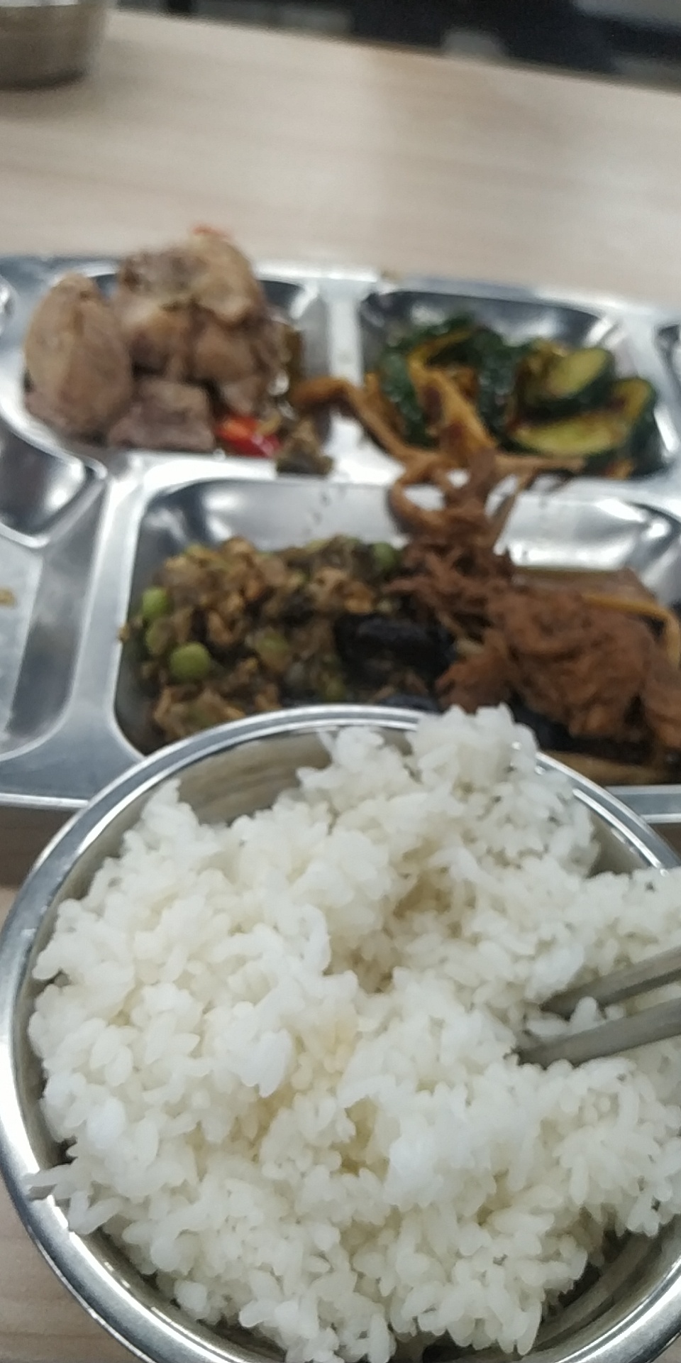 进厂第9天  躺平惯了  现在每天站11个小时手脚酸痛  挺充实的 加油老哥们






100 / 作者:涵什么明 / 
