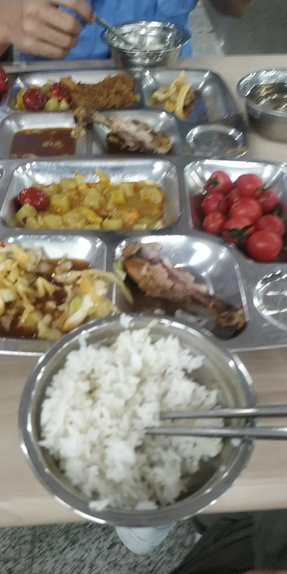 进厂第9天  躺平惯了  现在每天站11个小时手脚酸痛  挺充实的 加油老哥们






12 / 作者:涵什么明 / 
