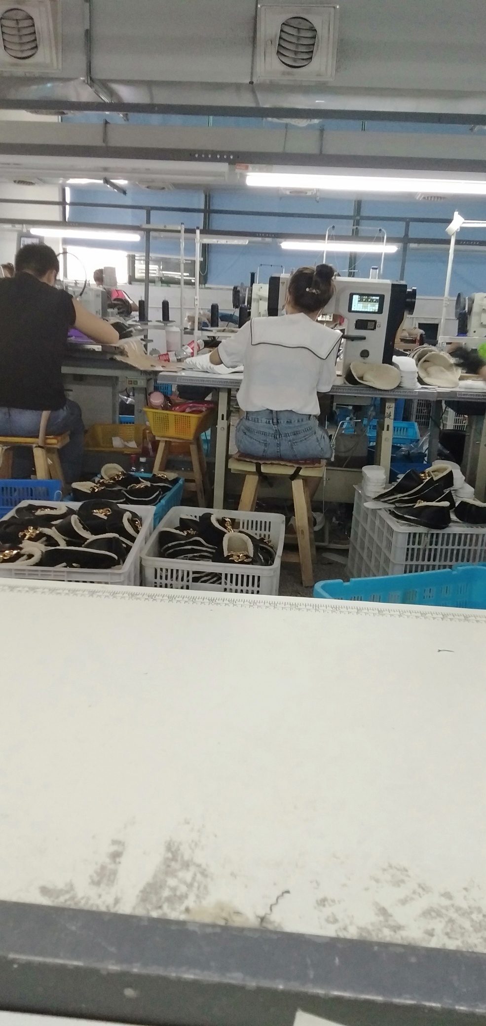 进厂上班了，手机都是借亲戚的，赶紧赚钱买个手机


7 / 作者:怎么办呀文 / 