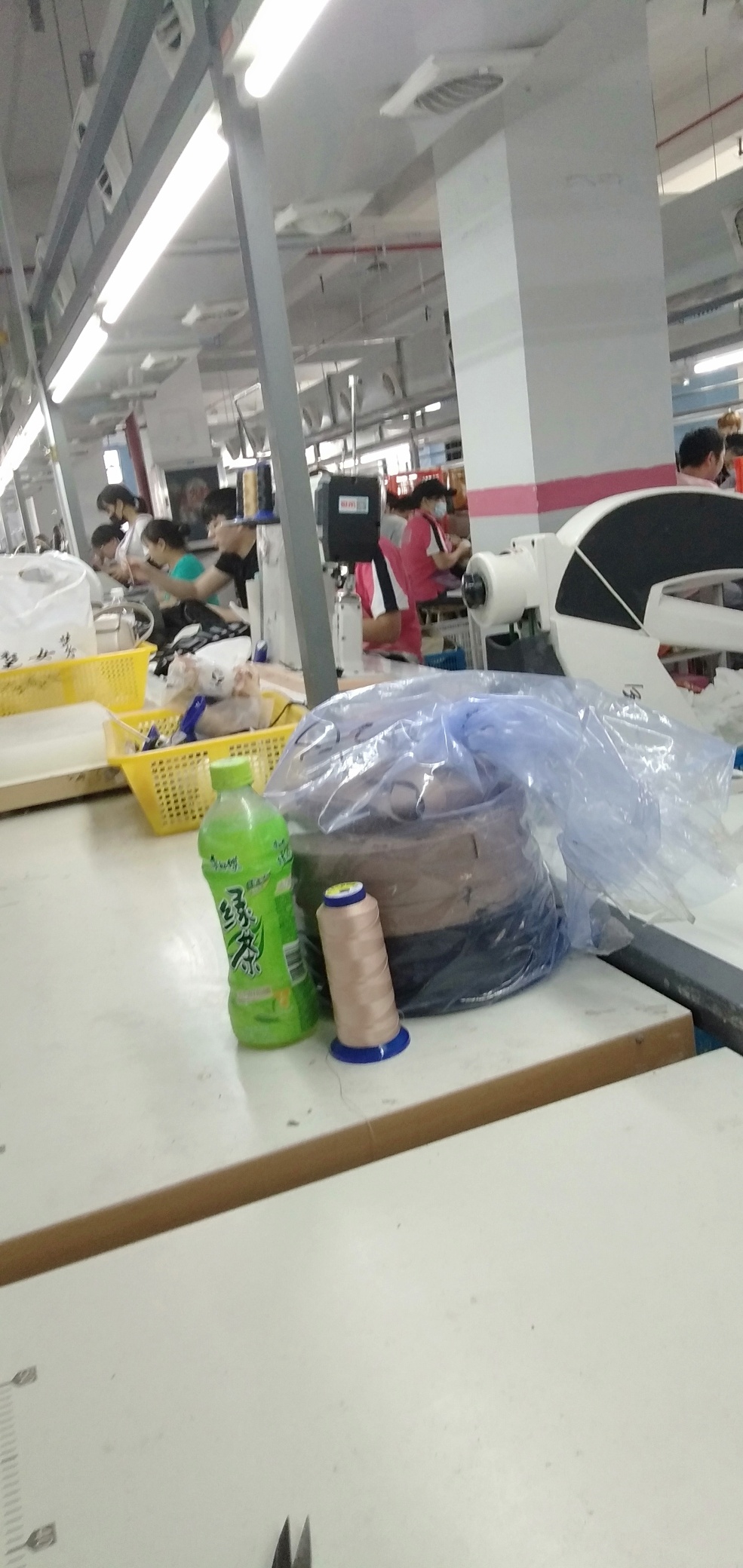 进厂上班了，手机都是借亲戚的，赶紧赚钱买个手机


97 / 作者:怎么办呀文 / 