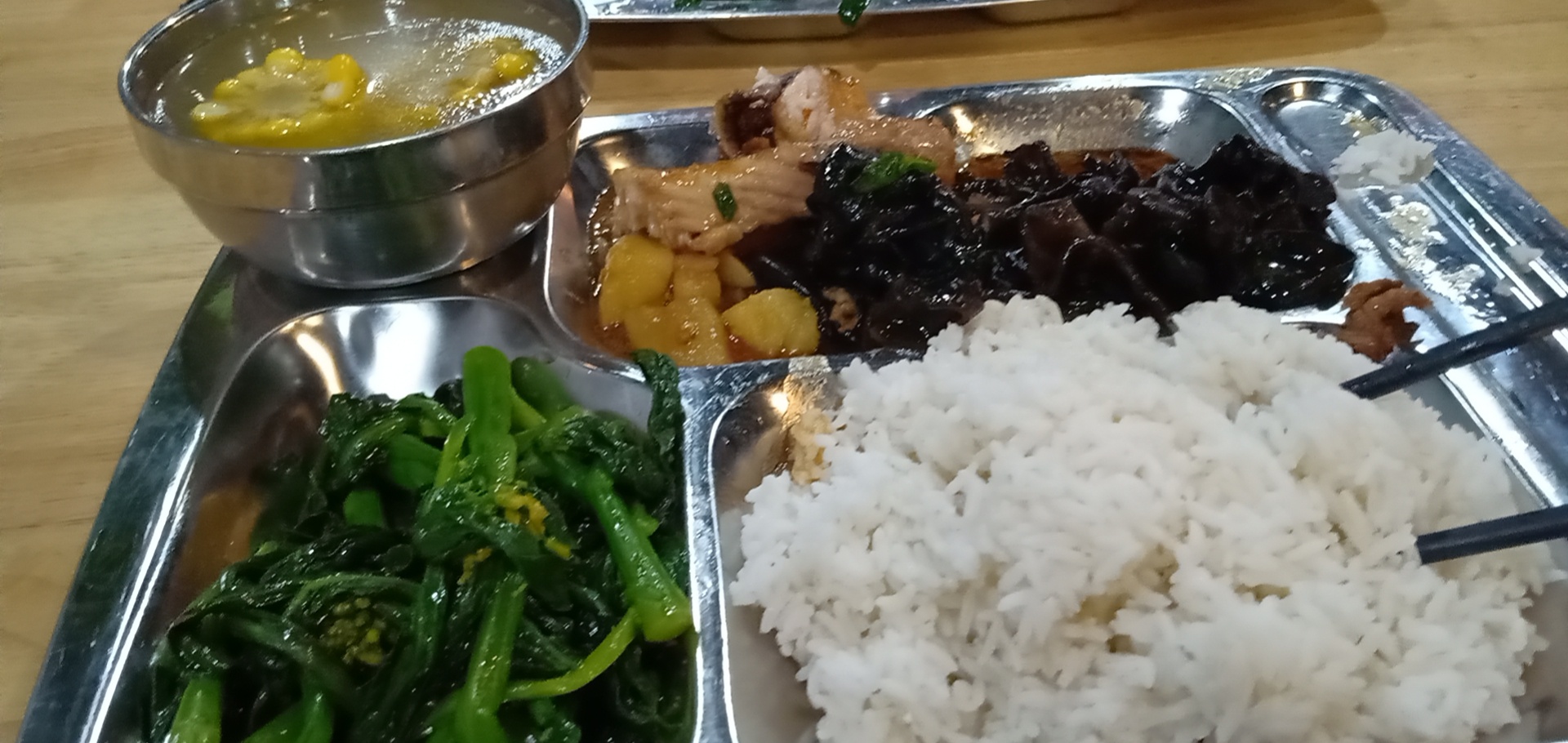 吃饭了厂里的饭菜还行吧比躺尸饿肚子强