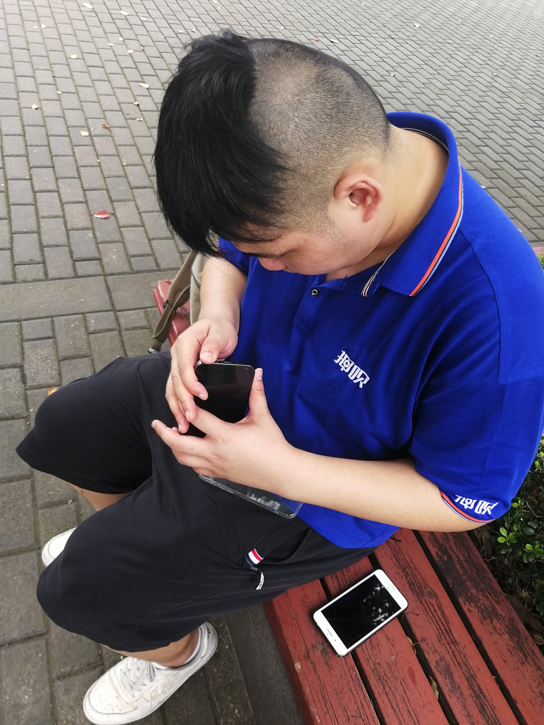 唉。。多少年没押过手机了。
一会要押手机了 在搏一搏 上个月好不容易打回来十来万 后35 / 作者:vx：Mass1866 / 
