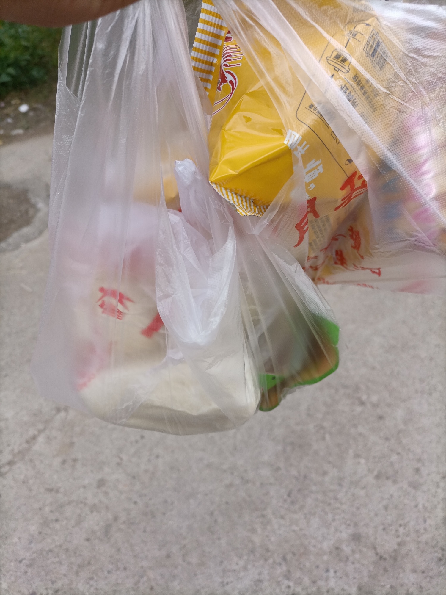 晚餐，四个馒头，两袋咸菜，三袋虾条。一共6元。

42 / 作者:来了么么么 / 