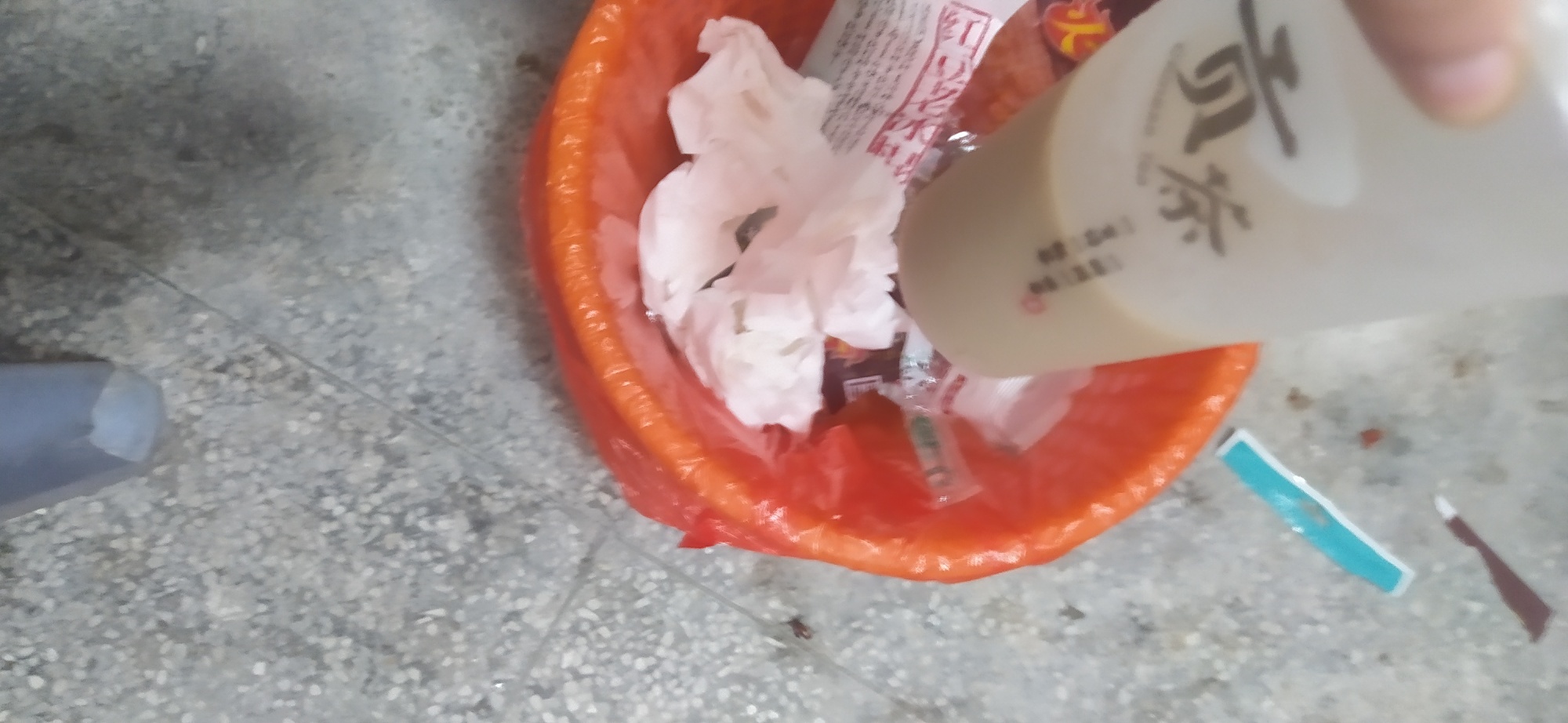 今晚点了一个外卖菜里面有钢丝球，我要求商家赔我一千开始商家不同意。后来找了美团客17 / 作者:人不风流枉少年❤️ / 