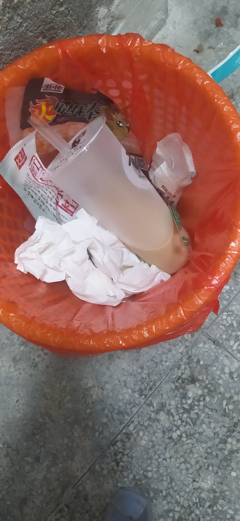 今晚点了一个外卖菜里面有钢丝球，我要求商家赔我一千开始商家不同意。后来找了美团客27 / 作者:人不风流枉少年❤️ / 