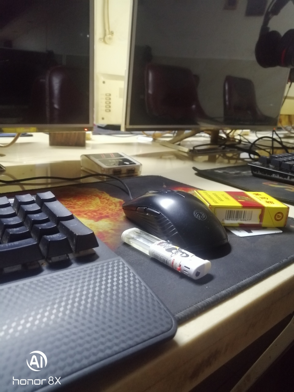 现在在网吧，我尽然没有钱上网了，郁闷啊，呵呵，明天的饭钱怎么办啊

23 / 作者:黑暗的人生莫凡 / 