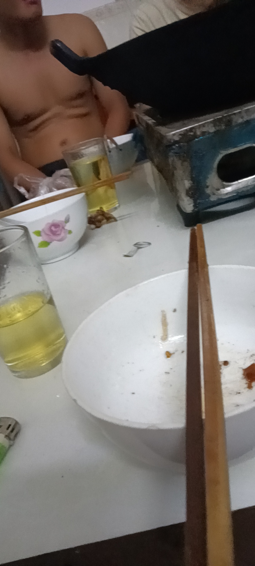 今天中午家里堂兄弟回来一起喝酒，七八个人喝醉了，不休息说自己人搞下三公，又特么送99 / 作者:今晚早早睡 / 