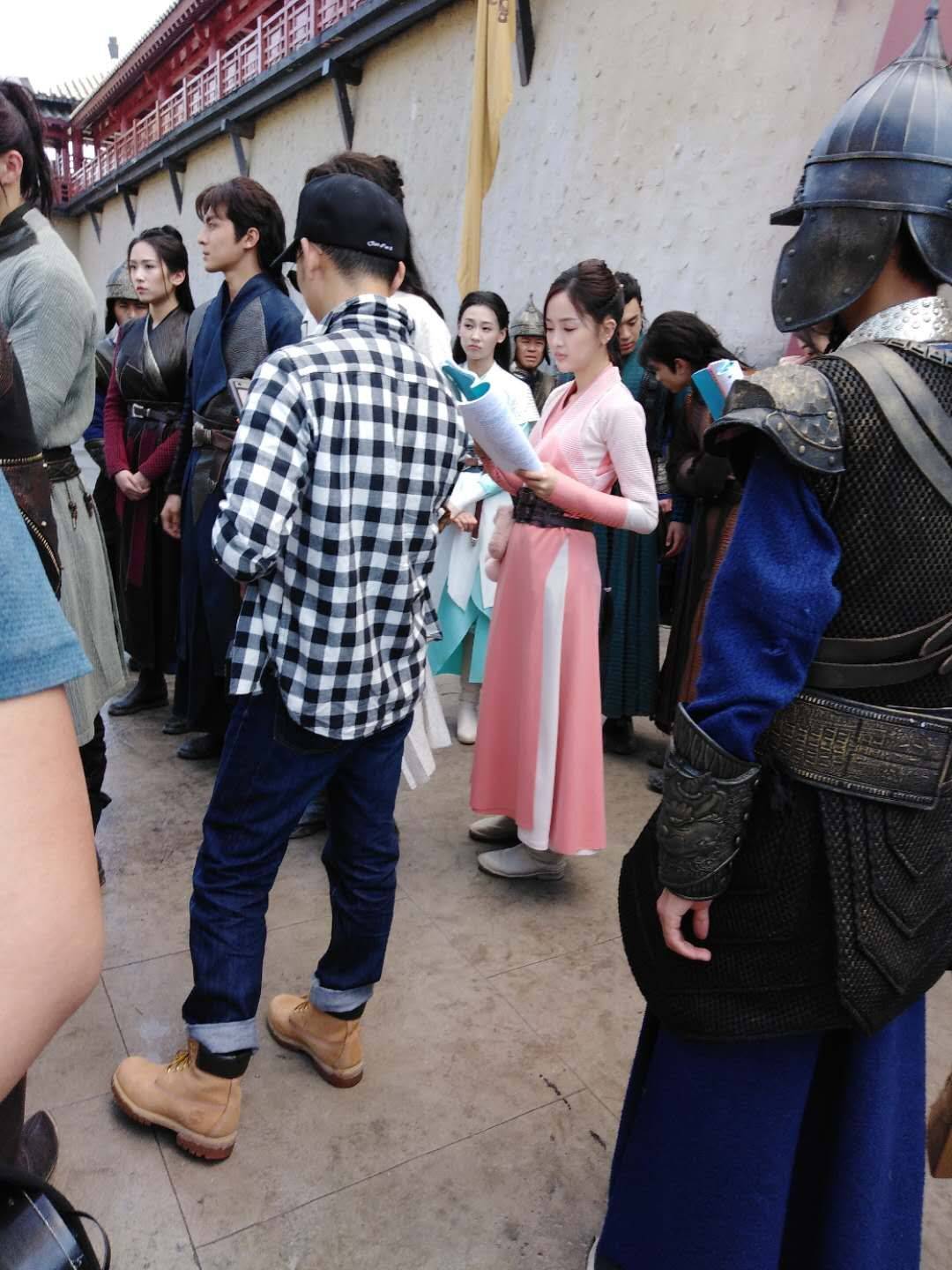 有要来当群众演员的吗？管吃管住 




58 / 作者:安静静看着 / 