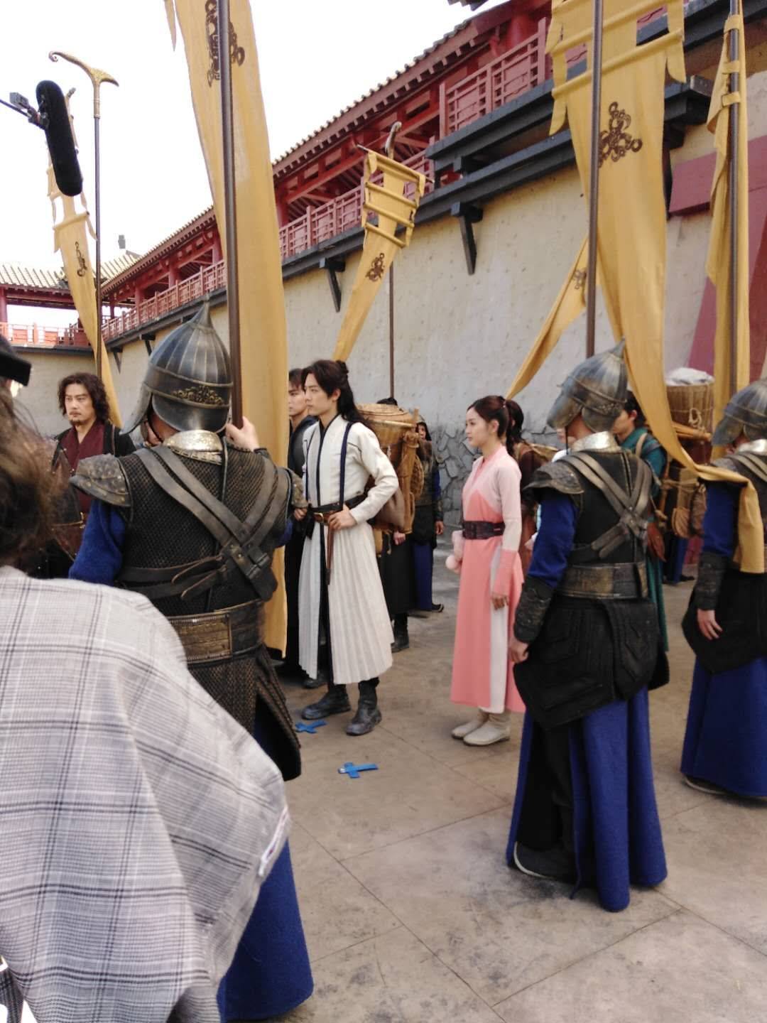有要来当群众演员的吗？管吃管住 




24 / 作者:安静静看着 / 