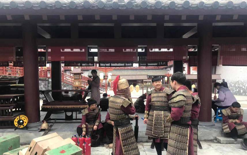 象山影视城招聘，群众演员。管吃管住。住宿是宾馆房间有热水空调。那个皇上就是本人

59 / 作者:安静静看着 / 