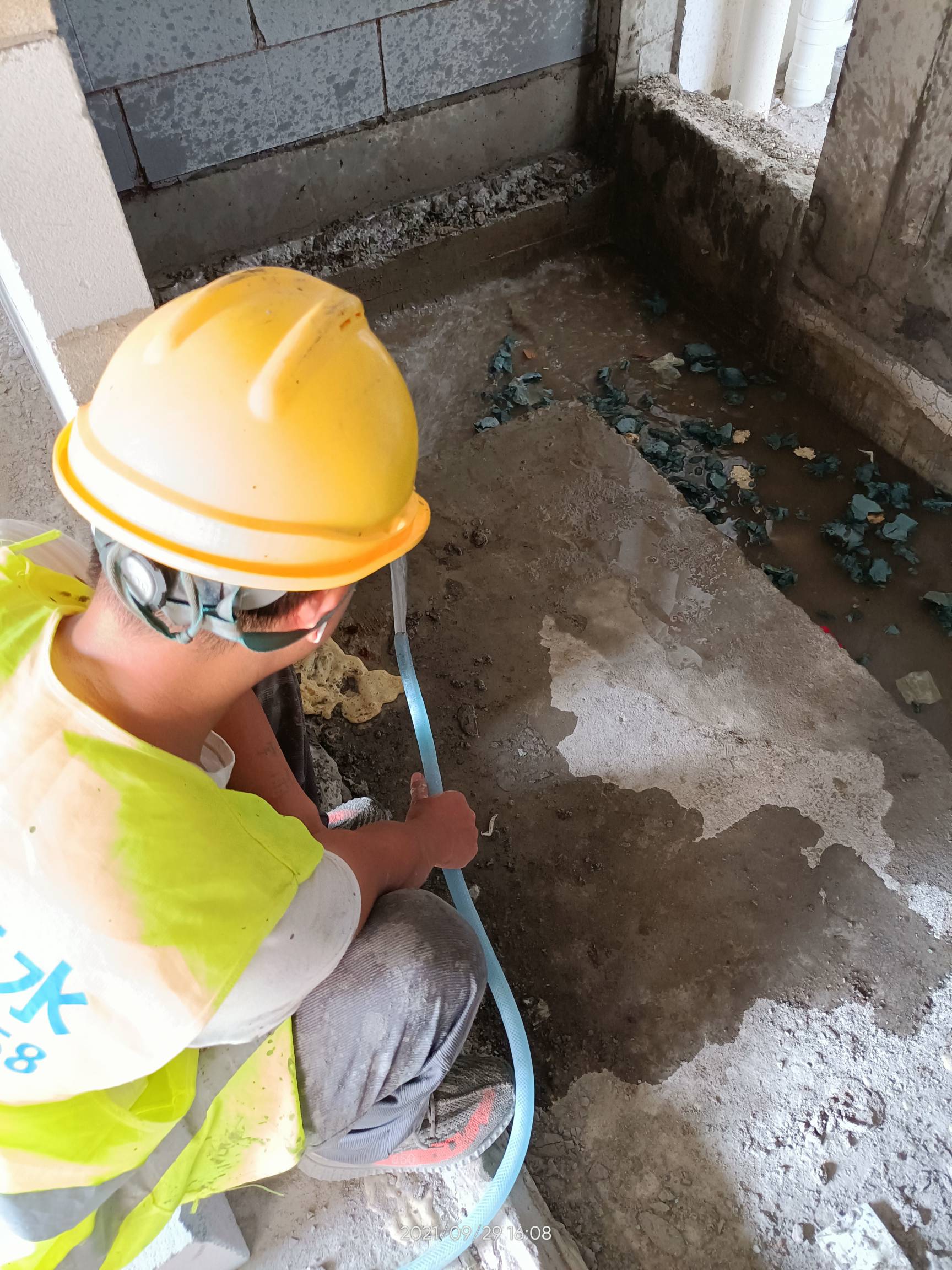 老哥们,0755一个看开关,一个拿水管放水,一天六个小时,工资260一天