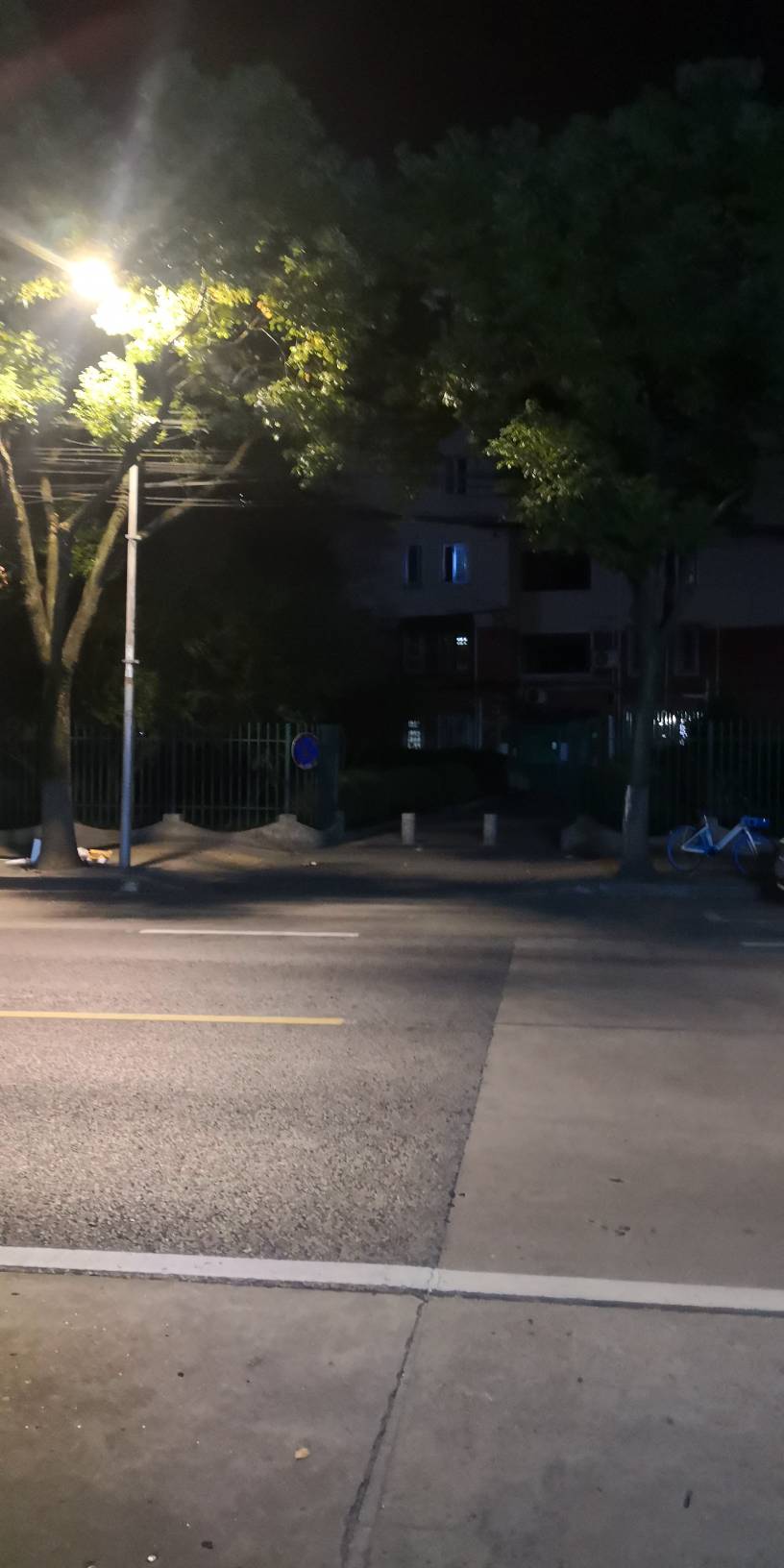 到了深夜心里面压抑的情绪一下子涌上来，b得让你想想黑暗的未来更觉得前路迷茫，难受
9 / 作者:一祈一会 / 