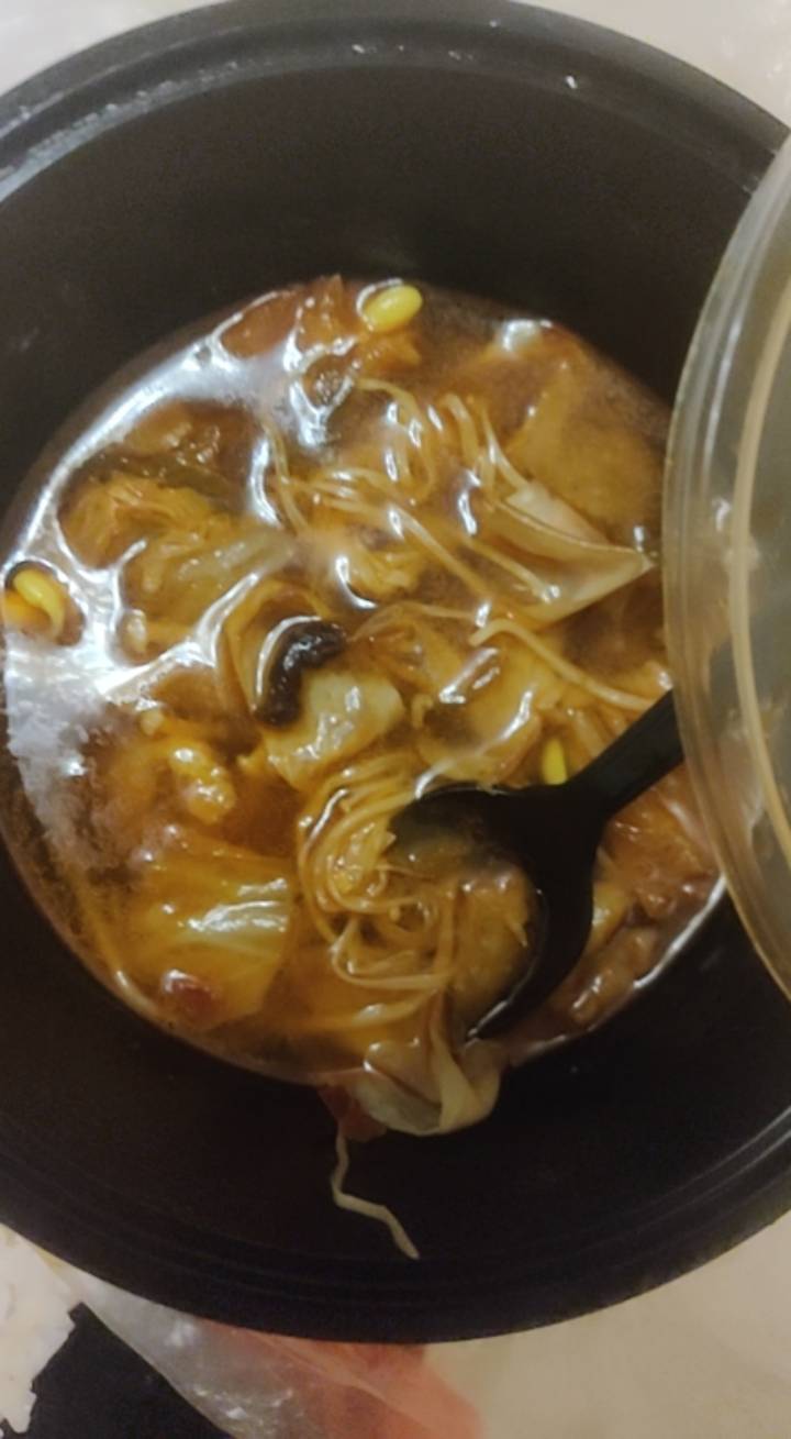 老哥们，刚在美团外卖吃到异物，美团客服说给我10快红包，让商家退款和给20红包，现在82 / 作者:Seriou / 