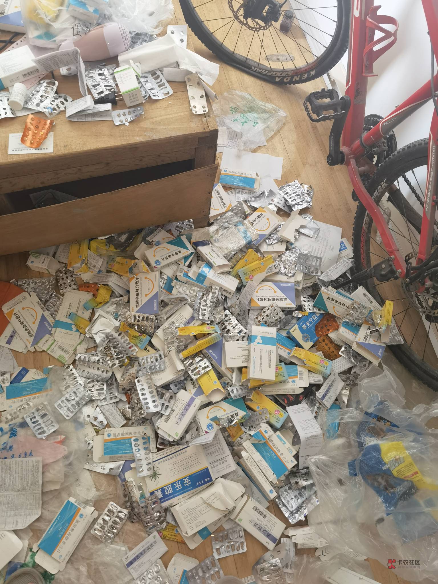 每天就是吃药,玩手机,工作没法干。
前几年父母拉着上了岸,现在又下水了。
疫情弄的62 / 作者:大悲寺 / 每天就是吃药,玩手机,工作没法干。
前几年父母拉着上了岸,现在又下水了。
疫情弄的62 / 作者:大悲寺 /