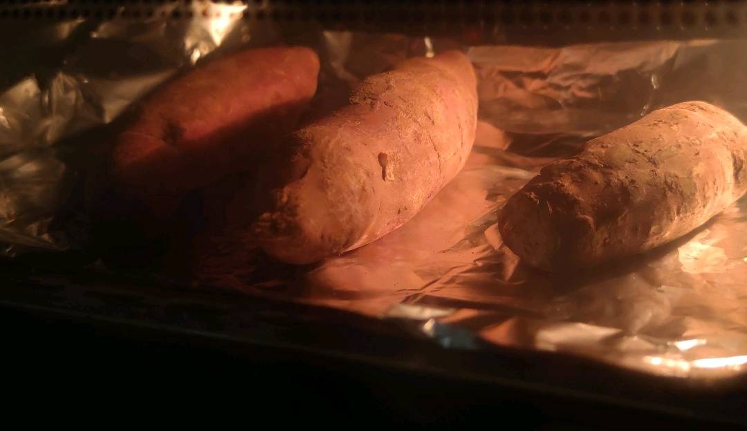老哥们，今天下午的烤红薯，晚上吃的炒脆肉皖、猪脚炖莲藕、青菜，都给安排上了，拍完10 / 作者:红辣椒今 / 