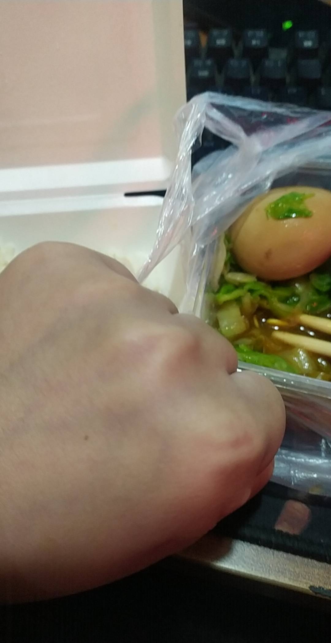 今天终于撸够一份鸭腿饭的钱了，在网吧吃的，没忘了老哥们的手势

47 / 作者:我是张世兴 / 