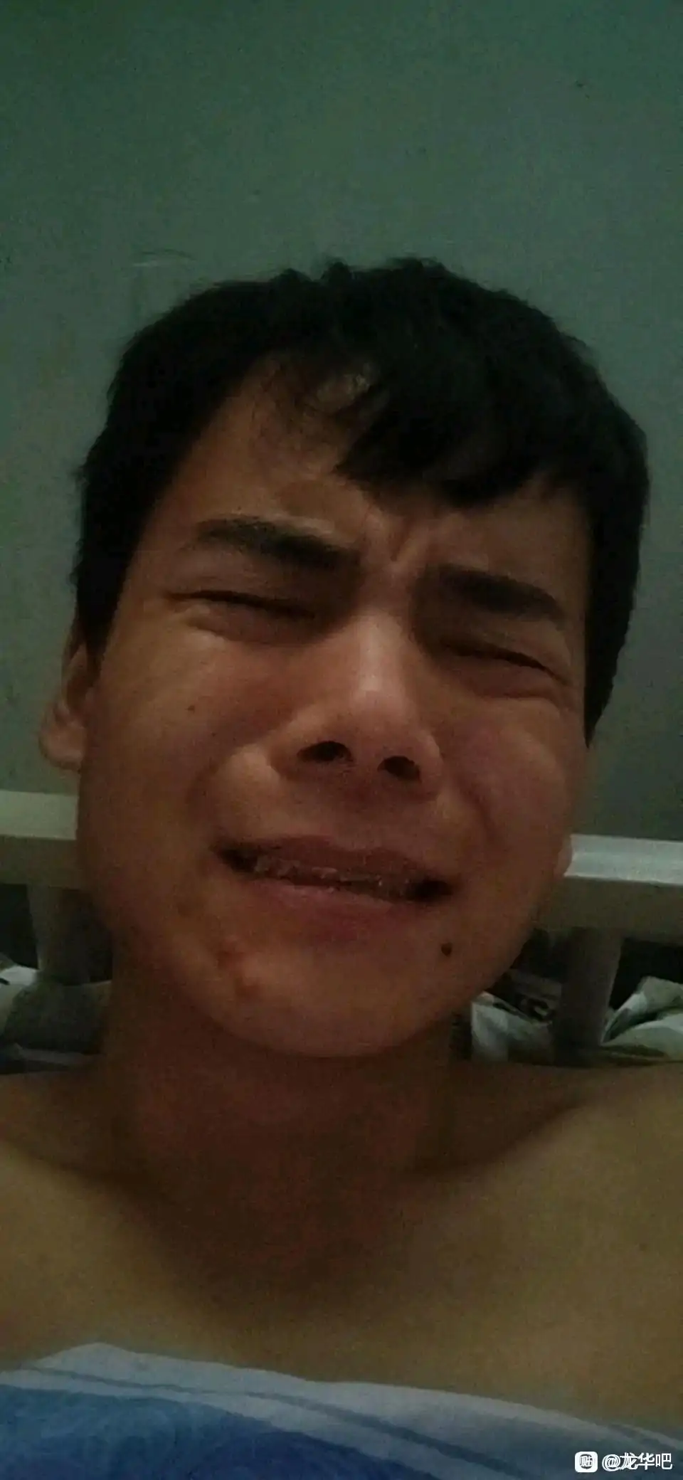 吃完了外卖 在出租屋里.坐着，听着外面的鞭炮声  看着朋友圈里全是一家人吃着年夜饭的70 / 作者:林林， / 