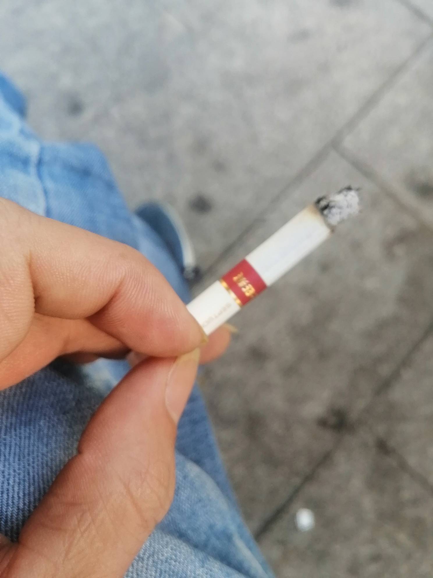 快到家了，抽根烟压压惊，还是老家的烟好抽，熟悉的味道，外面很少有卖，回家挂壁中

8 / 作者:无名者- / 