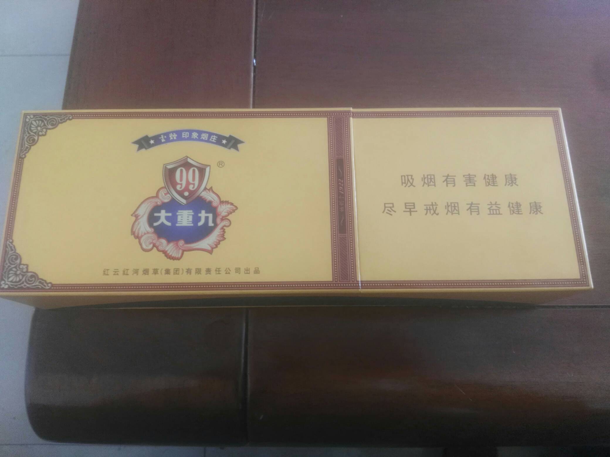 云南的老哥都见过这个烟吧，说是一百一包，给了4包


89 / 作者:一花一草一个人 / 