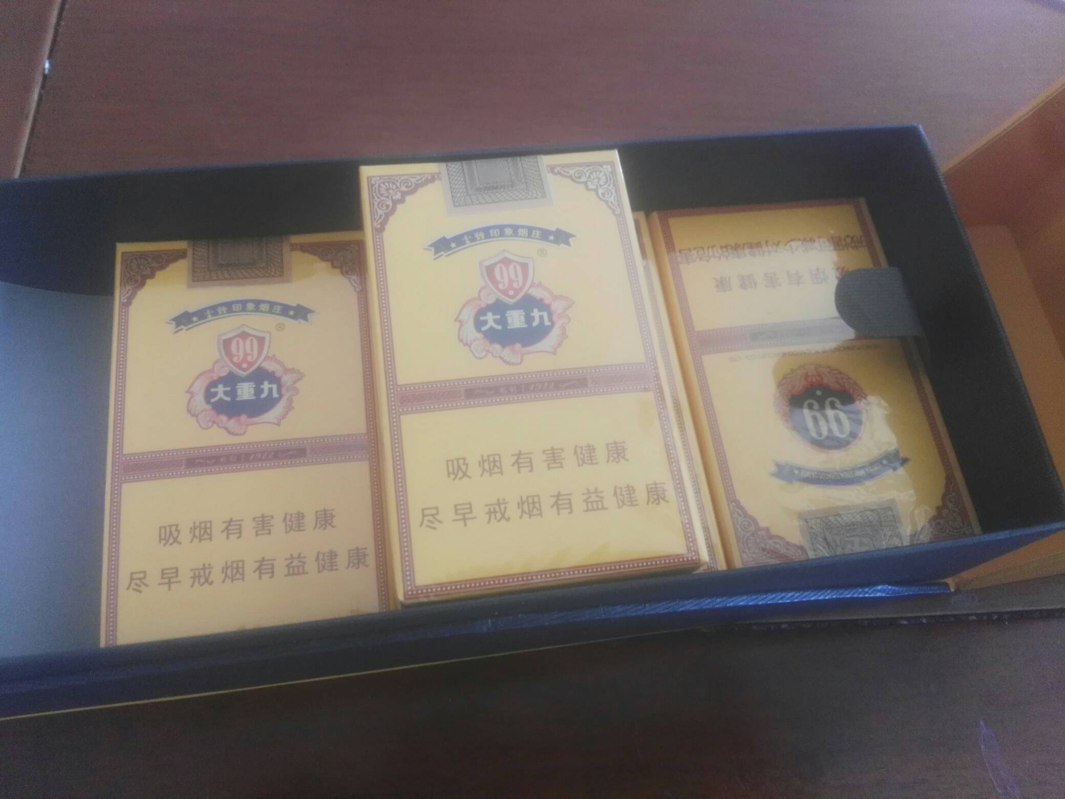 云南的老哥都见过这个烟吧，说是一百一包，给了4包


16 / 作者:一花一草一个人 / 