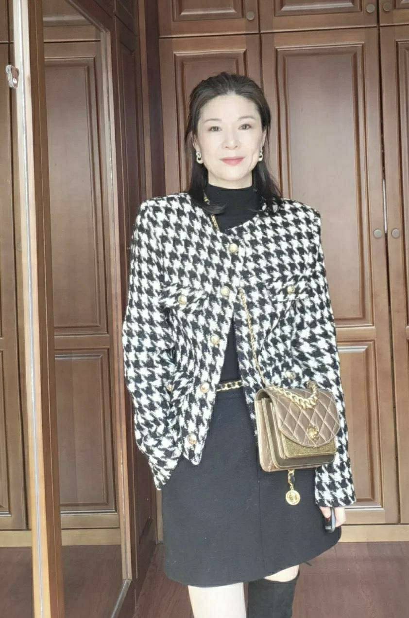 49岁离异初中女教师的别样年华，附一张她女儿照






88 / 作者:乱世逍遥 / 