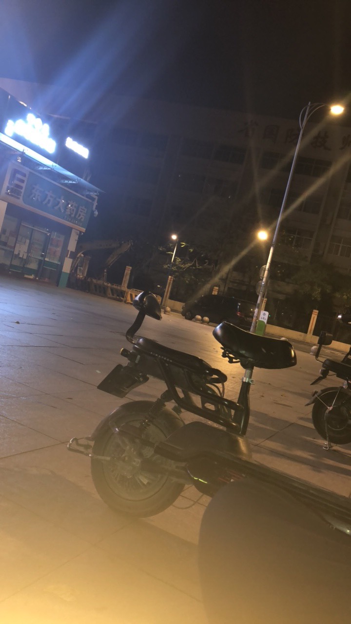 想想去年帮一个老哥300多，有钱吃吃喝喝没钱还，今天问几句还把我拉黑，现在沦落到睡82 / 作者:due / 