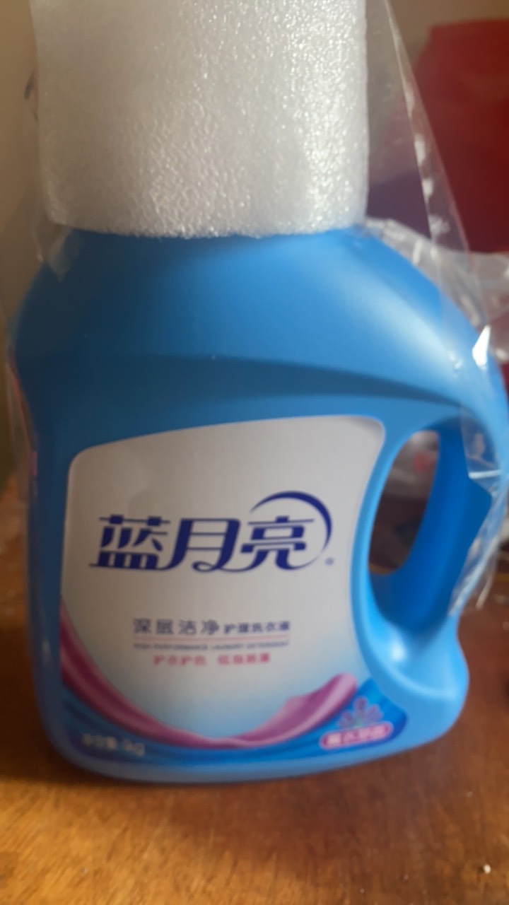 这几天取快递的时候总能带来惊喜啊 上次多取了一个电饭煲 刚才取的时候又多了一瓶蓝月83 / 作者:姬霸大 / 