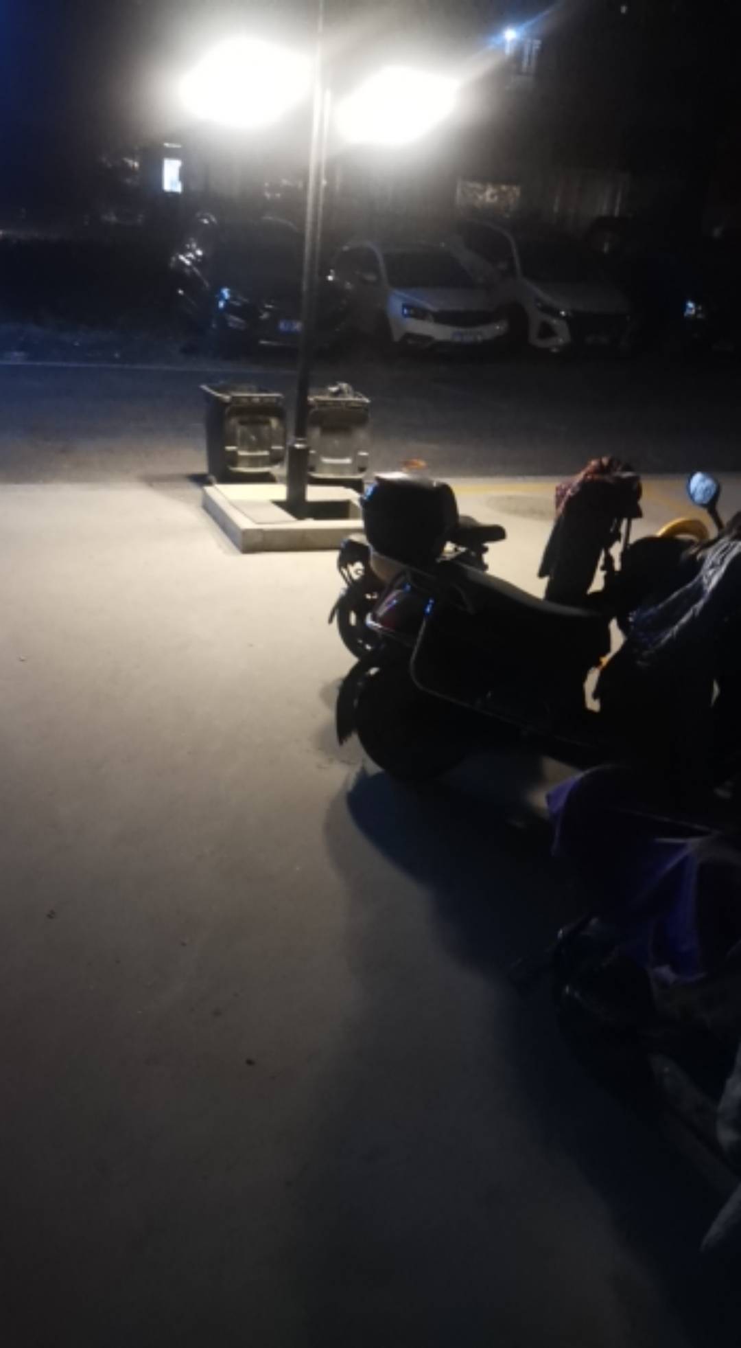 我在门口堵他们，刚才我下楼给他一个电炮，没敢还手，跑了，我搁这堵他，外面有监控，68 / 作者:qytdlbll / 