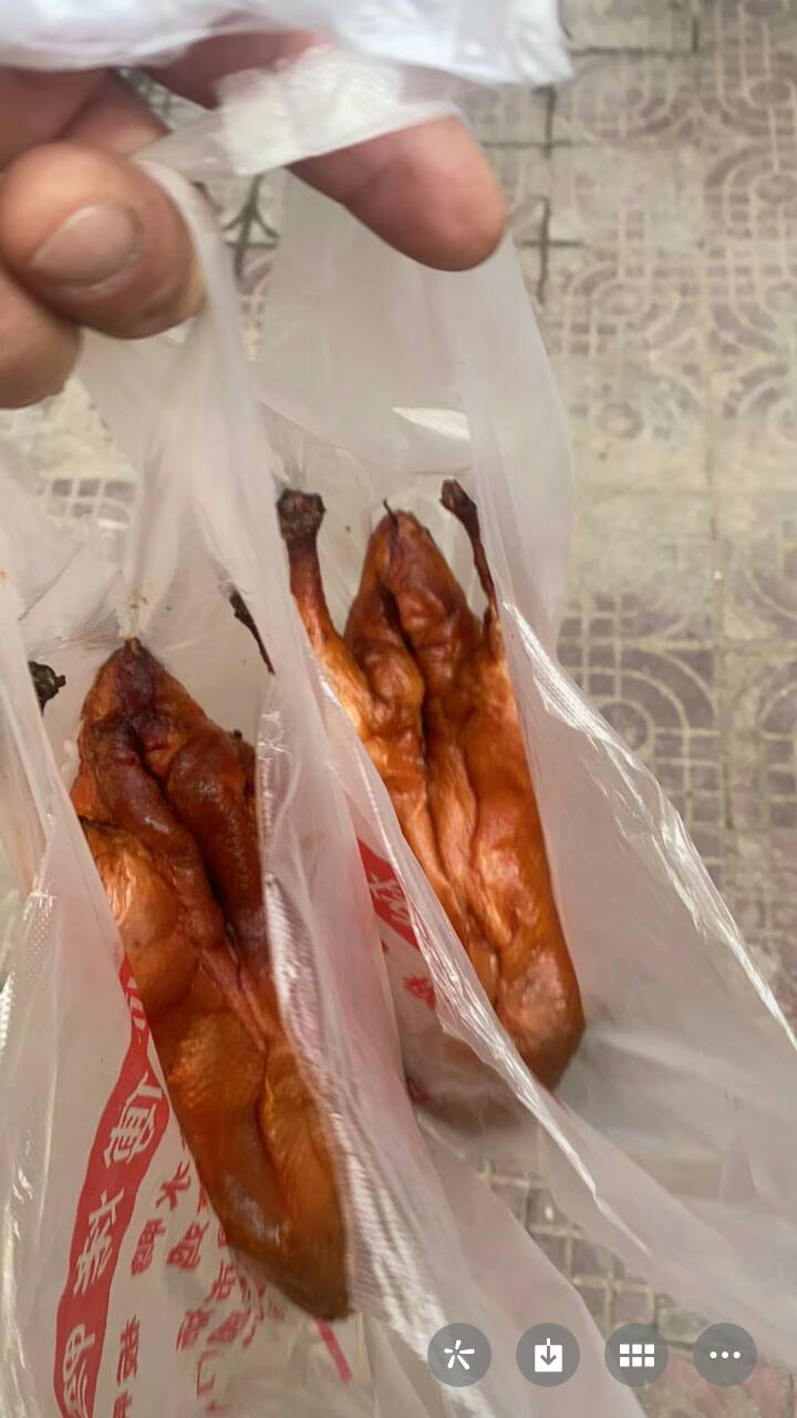 被封第四天，终于吃上肉了脆皮烤鸭18一只。猪肉二斤30。用一斤肉在小区里换了一瓶牛栏77 / 作者:闭眼 / 